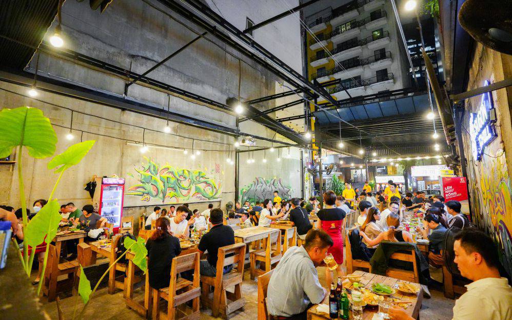 Đội ngũ nhân viên thu mua tháo dỡ thiết bị bếp quán nhậu cũ