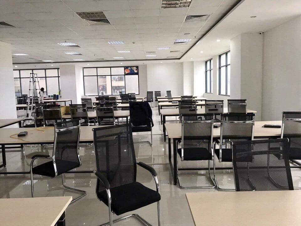 Nhân viên dọn dẹp bốc xếp nội thất văn phòng cũ lên xe tải