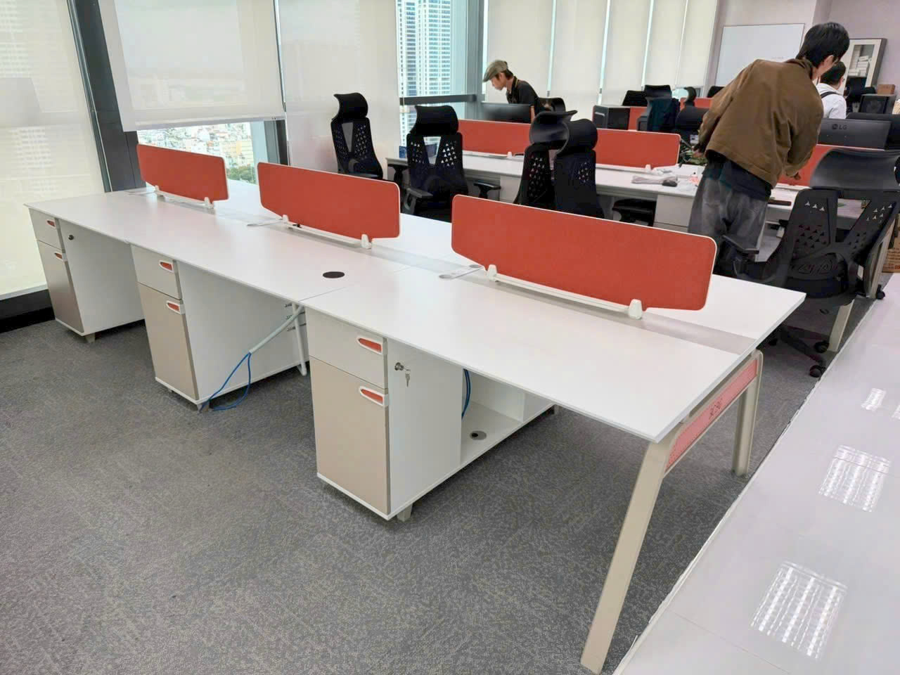 Tháo dỡ vách ngăn thạch cao kính cường lực tại văn phòng