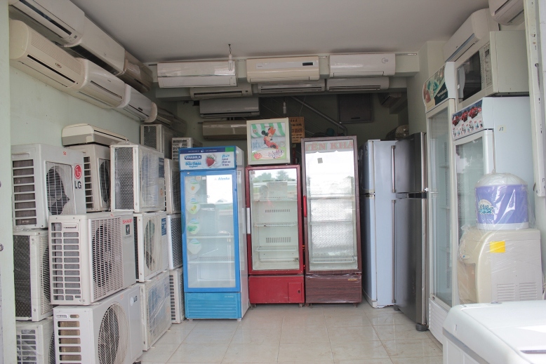 Kỹ thuật viên kiểm tra thu mua điều hòa máy lạnh cũ tận nơi