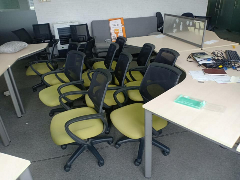 Nhân viên bốc dỡ tháo gỡ đồ dùng trang thiết bị văn phòng trọn gói