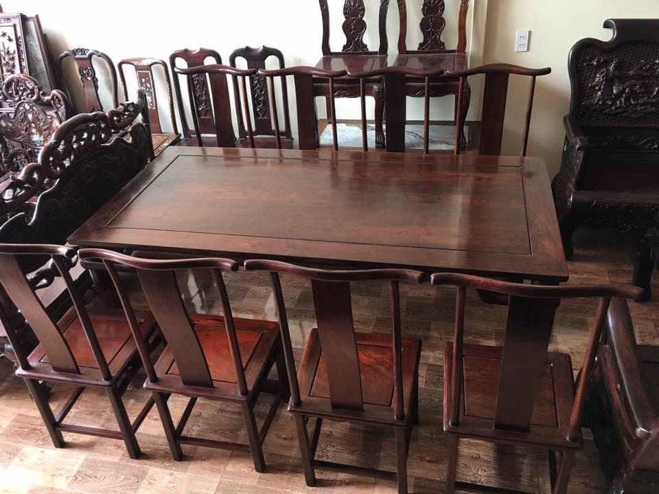 Nhân viên dọn dẹp vận chuyển đồ gỗ cũ thanh lý chuyên nghiệp