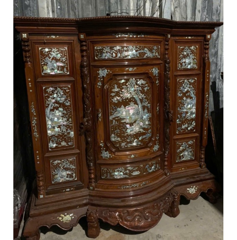 Nhân viên Tuấn Khang tháo dỡ vận chuyển tủ thờ gỗ cũ tận nhà