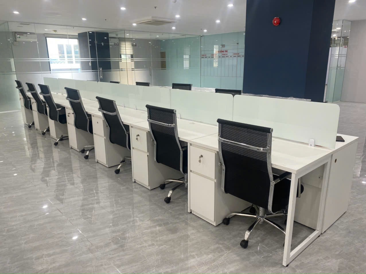 Nhân viên Tuấn Khang bốc dỡ tháo dỡ tấm vách ngăn văn phòng cũ chuyên nghiệp